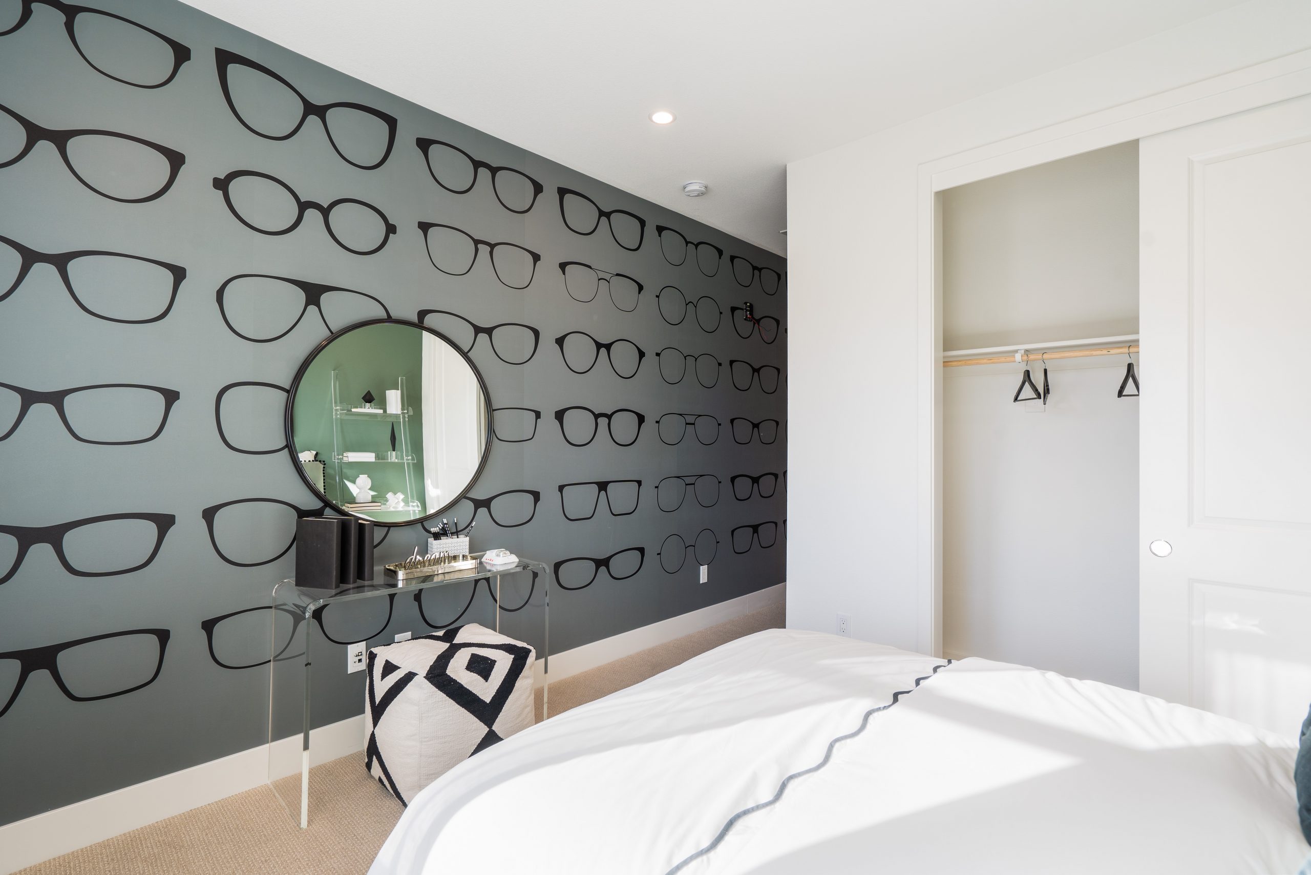 Wallpaper vs Paint: How to Choose the Right Wall Finish